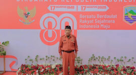 Veteran Idris A berdiri tegap di tengah momentum peringatan HUT ke-80 RI di Kotabaru, simbol semangat juang yang tak pernah pudar.