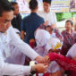 Sekretaris Daerah Kotabaru, Eka Saprudin, saat memberikan obat pencegahan cacingan kepada siswa SDN Dirgahayu dalam program POPM tahap II.