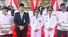Bupati Kotabaru menyerahkan remisi secara simbolis kepada warga binaan Lapas Kotabaru pada peringatan HUT ke-80 Kemerdekaan Republik Indonesia.