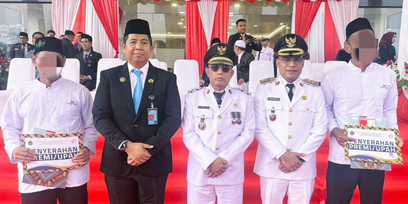 Bupati Kotabaru menyerahkan remisi secara simbolis kepada warga binaan Lapas Kotabaru pada peringatan HUT ke-80 Kemerdekaan Republik Indonesia.