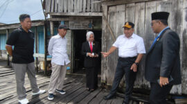 Ketua DPRD Kotabaru Hj. Suwanti bersama Wakil Ketua I Awaludin meninjau kondisi Pelabuhan Empat Serangkai yang rusak parah, Minggu (17/8/2025).