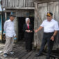 Ketua DPRD Kotabaru Hj. Suwanti bersama Wakil Ketua I Awaludin meninjau kondisi Pelabuhan Empat Serangkai yang rusak parah, Minggu (17/8/2025).