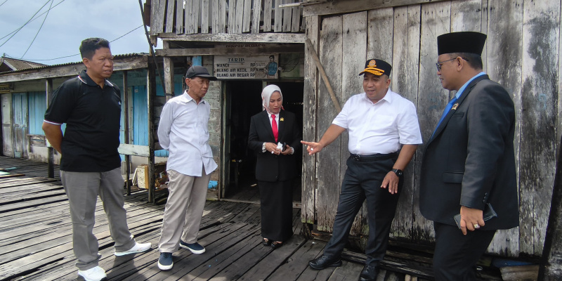 Ketua DPRD Kotabaru Hj. Suwanti bersama Wakil Ketua I Awaludin meninjau kondisi Pelabuhan Empat Serangkai yang rusak parah, Minggu (17/8/2025).