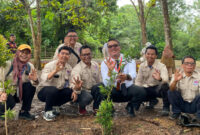 Manajemen PT Indocement Tarjun bersama awak media dan Kadisparpora Kotabaru Sony Tua Halomoan menanam bibit pohon di Bumi Perkemahan.