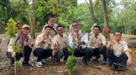 Manajemen PT Indocement Tarjun bersama awak media dan Kadisparpora Kotabaru Sony Tua Halomoan menanam bibit pohon di Bumi Perkemahan.