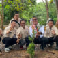 Manajemen PT Indocement Tarjun bersama awak media dan Kadisparpora Kotabaru Sony Tua Halomoan menanam bibit pohon di Bumi Perkemahan.