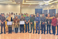 Foto bersama jajaran Forkopimda, narasumber, dan peserta saat kegiatan Sosialisasi Pendidikan Politik 2025 di Ballroom Grand Surya Kotabaru.