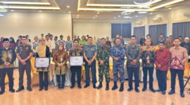 Foto bersama jajaran Forkopimda, narasumber, dan peserta saat kegiatan Sosialisasi Pendidikan Politik 2025 di Ballroom Grand Surya Kotabaru.