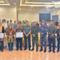 Foto bersama jajaran Forkopimda, narasumber, dan peserta saat kegiatan Sosialisasi Pendidikan Politik 2025 di Ballroom Grand Surya Kotabaru.