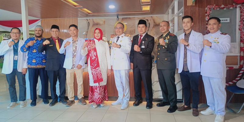 Wakil Bupati Kotabaru bersama jajaran Pemkab dan tenaga medis berfoto bersama usai kegiatan anjangsana di RSUD Pangeran Jaya Sumitra.