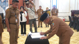 Bupati Kotabaru H. Muhammad Rusli saat menandatangani berita acara pelantikan pejabat administrator dan pengawas di lingkungan Pemkab Kotabaru.