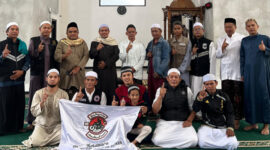Anggota Bikers Subuhan Kotabaru usai melaksanakan sholat subuh berjamaah dalam Program Masjid & Musholla Makmur yang kembali aktif sejak Februari 2025.