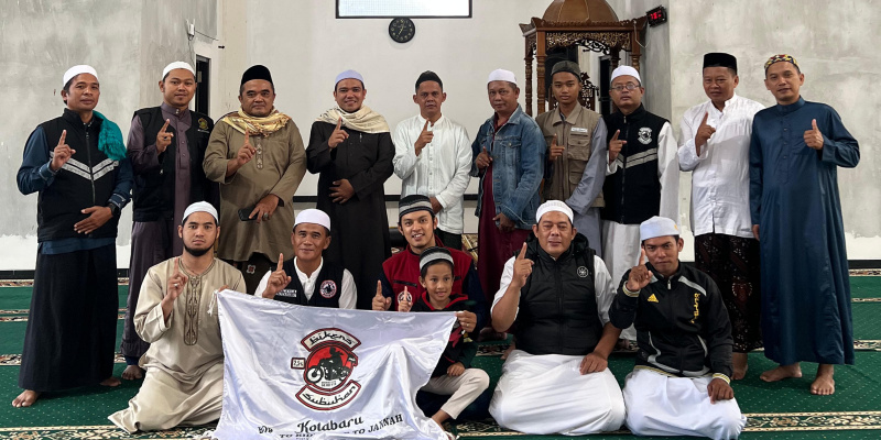 Anggota Bikers Subuhan Kotabaru usai melaksanakan sholat subuh berjamaah dalam Program Masjid & Musholla Makmur yang kembali aktif sejak Februari 2025.