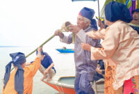Sandro atau tetua adat Bajau Samah terlihat khidmat mempersiapkan anca sebelum prosesi penancapan bambu pada ritual Selamatan Leut.