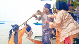 Sandro atau tetua adat Bajau Samah terlihat khidmat mempersiapkan anca sebelum prosesi penancapan bambu pada ritual Selamatan Leut.