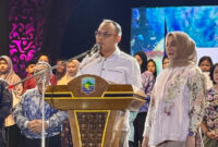 Wakil Bupati Kotabaru Syairi Mukhlis menyampaikan sambutan resmi pada penutupan Festival Budaya Saijaan 2025 di kawasan wisata Siring Laut. 