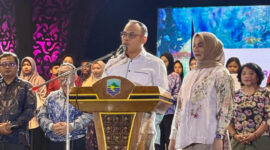 Wakil Bupati Kotabaru Syairi Mukhlis menyampaikan sambutan resmi pada penutupan Festival Budaya Saijaan 2025 di kawasan wisata Siring Laut. 