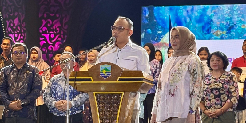 Wakil Bupati Kotabaru Syairi Mukhlis menyampaikan sambutan resmi pada penutupan Festival Budaya Saijaan 2025 di kawasan wisata Siring Laut. 