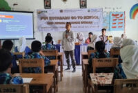 Ahmad Nurahsin, Ketua PWI Kotabaru, memberikan pemahaman dasar jurnalistik kepada para pelajar dalam kegiatan PWI Kotabaru Go to School.