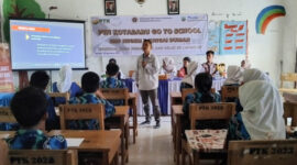 Ahmad Nurahsin, Ketua PWI Kotabaru, memberikan pemahaman dasar jurnalistik kepada para pelajar dalam kegiatan PWI Kotabaru Go to School.