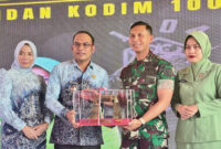 Wakil Bupati Kotabaru, Syairi Mukhlis, menyerahkan cinderamata kepada Letkol Inf Bayu Oktavianto Sudibyo sebagai tanda penghargaan atas pengabdian di Kodim 1004/Kotabaru.