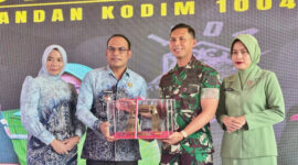 Wakil Bupati Kotabaru, Syairi Mukhlis, menyerahkan cinderamata kepada Letkol Inf Bayu Oktavianto Sudibyo sebagai tanda penghargaan atas pengabdian di Kodim 1004/Kotabaru.