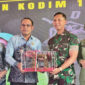 Wakil Bupati Kotabaru, Syairi Mukhlis, menyerahkan cinderamata kepada Letkol Inf Bayu Oktavianto Sudibyo sebagai tanda penghargaan atas pengabdian di Kodim 1004/Kotabaru.