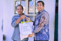 Kalapas Kelas IIA Kotabaru, Doni Handriansyah, menyerahkan paket bantuan sosial secara door to door kepada warga penerima di Kotabaru.