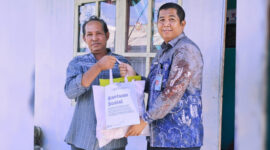 Kalapas Kelas IIA Kotabaru, Doni Handriansyah, menyerahkan paket bantuan sosial secara door to door kepada warga penerima di Kotabaru.