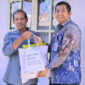 Kalapas Kelas IIA Kotabaru, Doni Handriansyah, menyerahkan paket bantuan sosial secara door to door kepada warga penerima di Kotabaru.