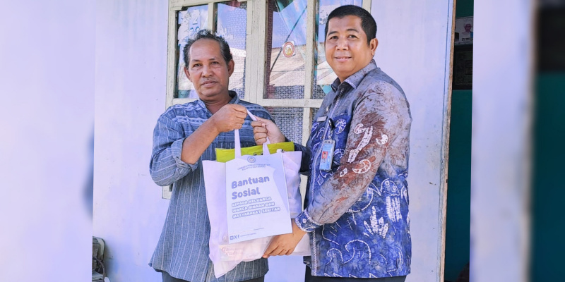 Kalapas Kelas IIA Kotabaru, Doni Handriansyah, menyerahkan paket bantuan sosial secara door to door kepada warga penerima di Kotabaru.
