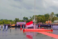 Pasukan pengibar bendera Kotabaru tetap tegap dan kokoh saat mengibarkan Sang Saka Merah Putih di tengah derasnya hujan pada upacara HUT ke-80 Kemerdekaan RI, Minggu (17/8/2025).