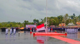 Pasukan pengibar bendera Kotabaru tetap tegap dan kokoh saat mengibarkan Sang Saka Merah Putih di tengah derasnya hujan pada upacara HUT ke-80 Kemerdekaan RI, Minggu (17/8/2025).