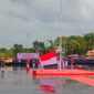 Pasukan pengibar bendera Kotabaru tetap tegap dan kokoh saat mengibarkan Sang Saka Merah Putih di tengah derasnya hujan pada upacara HUT ke-80 Kemerdekaan RI, Minggu (17/8/2025).