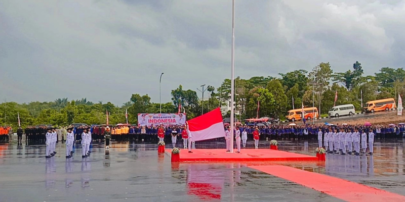 Pasukan pengibar bendera Kotabaru tetap tegap dan kokoh saat mengibarkan Sang Saka Merah Putih di tengah derasnya hujan pada upacara HUT ke-80 Kemerdekaan RI, Minggu (17/8/2025).