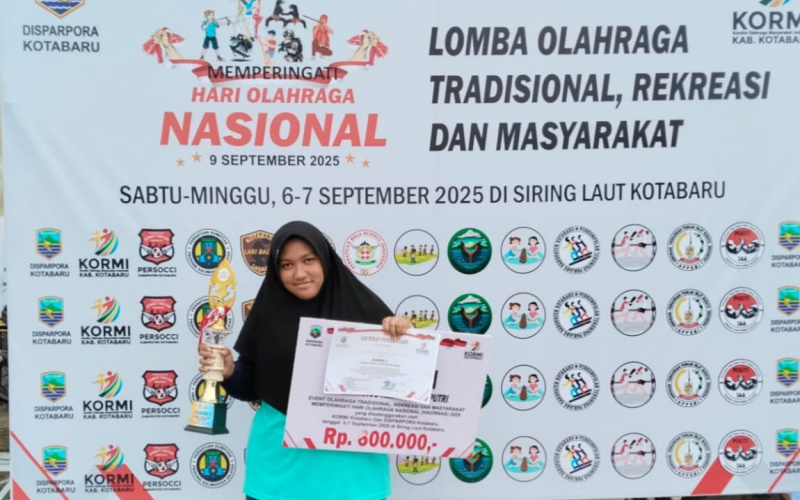 Raudatul Adawiyah, siswi SMAN 1 Kotabaru, berhasil meraih Juara I Panco tingkat pelajar pada Festival Olahraga Tradisional 2025.