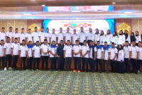 Bupati Kotabaru melalui Staf Ahli, Forkopimda, dan pengurus baru Karang Taruna periode 2025–2030 berfoto bersama usai prosesi pengukuhan di Aula Bamega.