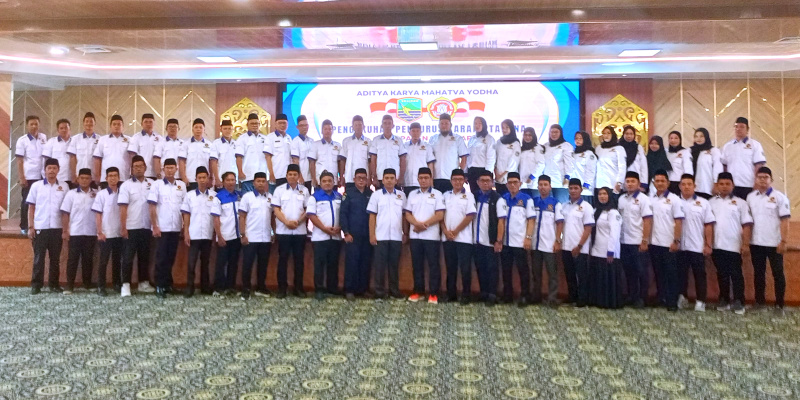 Bupati Kotabaru melalui Staf Ahli, Forkopimda, dan pengurus baru Karang Taruna periode 2025–2030 berfoto bersama usai prosesi pengukuhan di Aula Bamega.