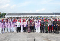 Foto bersama Wakil Bupati, Plh Kadisdikbud, guru, dan ratusan anak dalam kemeriahan HAN 2025 Kotabaru.