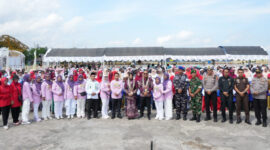 Foto bersama Wakil Bupati, Plh Kadisdikbud, guru, dan ratusan anak dalam kemeriahan HAN 2025 Kotabaru.