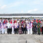 Foto bersama Wakil Bupati, Plh Kadisdikbud, guru, dan ratusan anak dalam kemeriahan HAN 2025 Kotabaru.