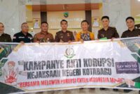 Foto bersama Kejaksaan Negeri Kotabaru dan DPMPTSP Kotabaru usai sosialisasi kampanye anti korupsi, sebagai bentuk sinergi mencegah praktik korupsi.