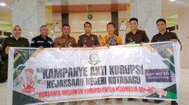 Foto bersama Kejaksaan Negeri Kotabaru dan DPMPTSP Kotabaru usai sosialisasi kampanye anti korupsi, sebagai bentuk sinergi mencegah praktik korupsi.