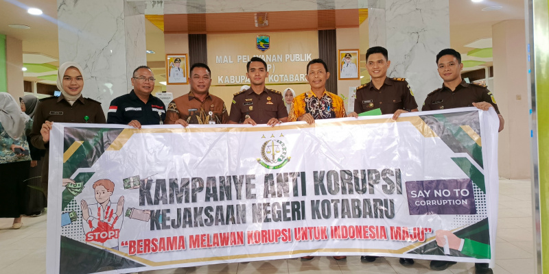 Foto bersama Kejaksaan Negeri Kotabaru dan DPMPTSP Kotabaru usai sosialisasi kampanye anti korupsi, sebagai bentuk sinergi mencegah praktik korupsi.