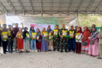 Komandan Kodim 1004/Kotabaru, Letkol Inf Cecep Cahyadi, S.E., M.I.Pol., bersama masyarakat saat Gerakan Pangan Murah sambut HUT TNI ke-80.