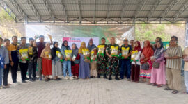 Komandan Kodim 1004/Kotabaru, Letkol Inf Cecep Cahyadi, S.E., M.I.Pol., bersama masyarakat saat Gerakan Pangan Murah sambut HUT TNI ke-80.