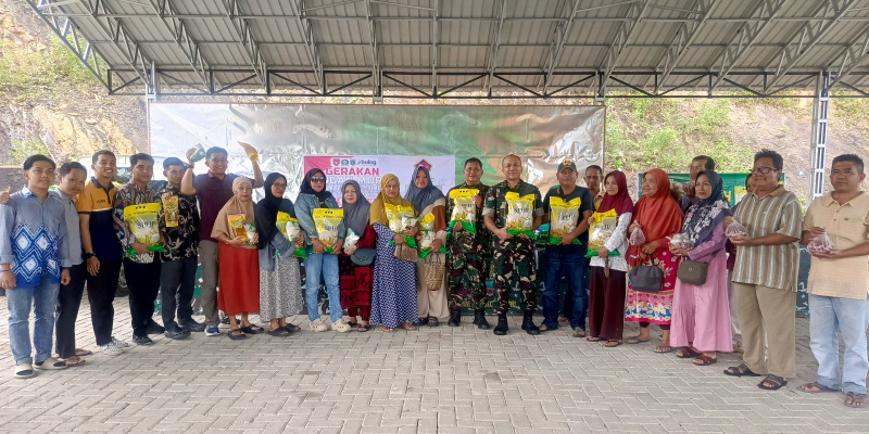 Komandan Kodim 1004/Kotabaru, Letkol Inf Cecep Cahyadi, S.E., M.I.Pol., bersama masyarakat saat Gerakan Pangan Murah sambut HUT TNI ke-80.