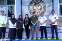 Foto bersama Tim Loka Labkesmas Tanah Bumbu, Puskesmas Dirgahayu, serta jajaran Lapas Kotabaru usai kegiatan Surveilans Kualitas Air DAMIU 2025.
