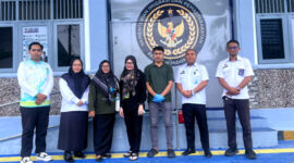 Foto bersama Tim Loka Labkesmas Tanah Bumbu, Puskesmas Dirgahayu, serta jajaran Lapas Kotabaru usai kegiatan Surveilans Kualitas Air DAMIU 2025.