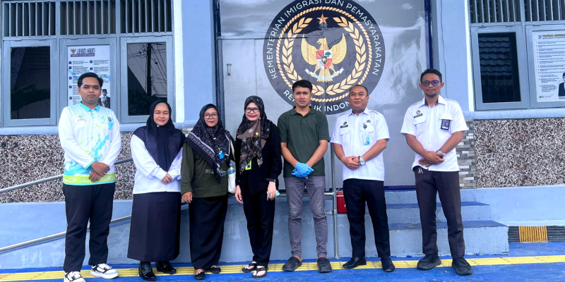 Foto bersama Tim Loka Labkesmas Tanah Bumbu, Puskesmas Dirgahayu, serta jajaran Lapas Kotabaru usai kegiatan Surveilans Kualitas Air DAMIU 2025.